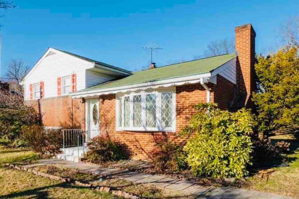 Newly Renovated Charming Home With Parking Форт Вашингтон Экстерьер фото