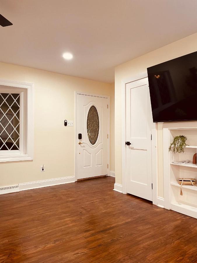 Newly Renovated Charming Home With Parking Форт Вашингтон Экстерьер фото