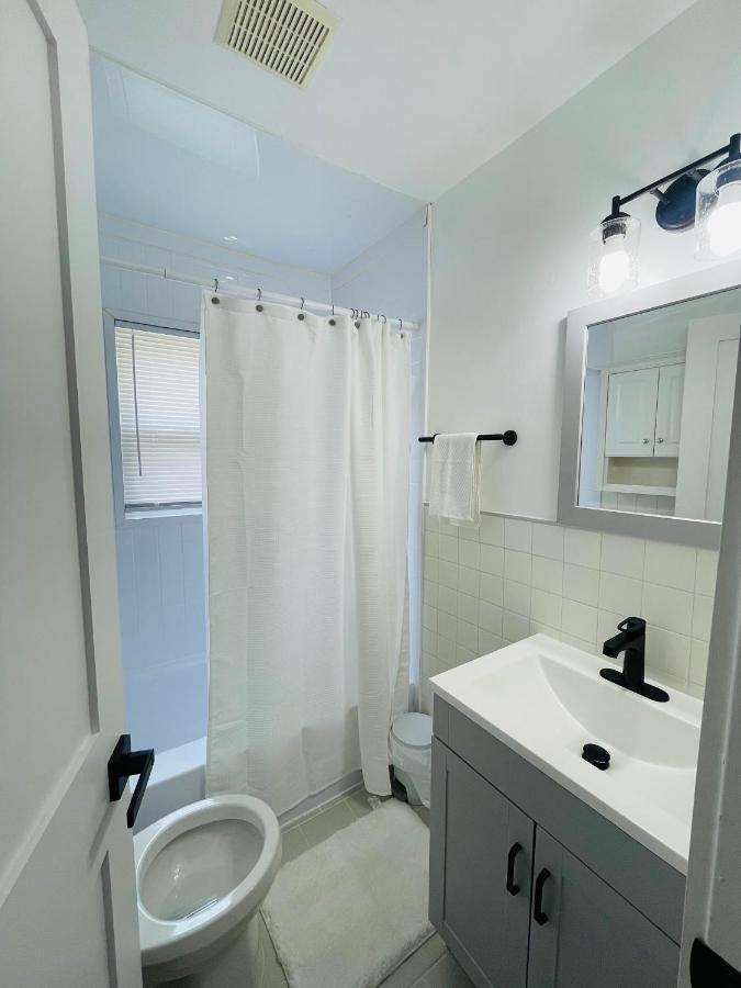 Newly Renovated Charming Home With Parking Форт Вашингтон Экстерьер фото